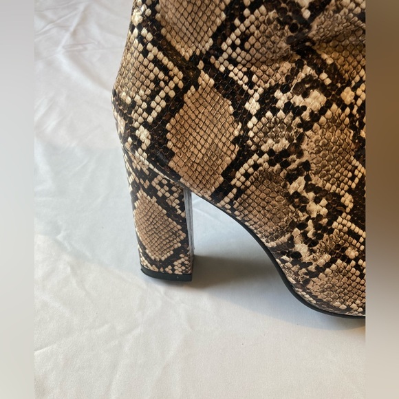 🔴 3/$15 Women’s Snakeskin Print Ankle Boots Size 9 - Picture 6 of 7